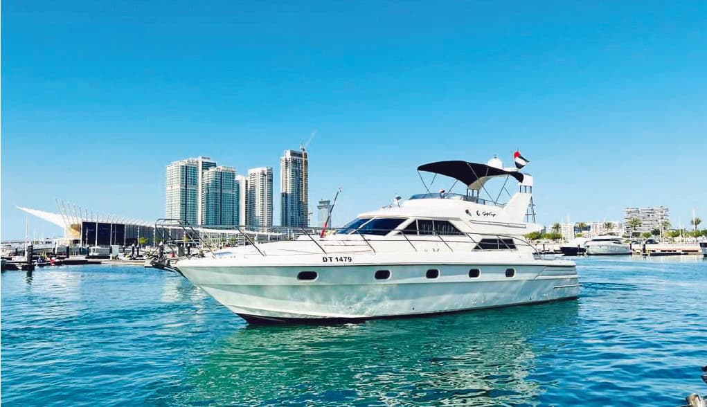 Location yacht 60 pieds Superfly a Dubai Marina avec Dubai Small