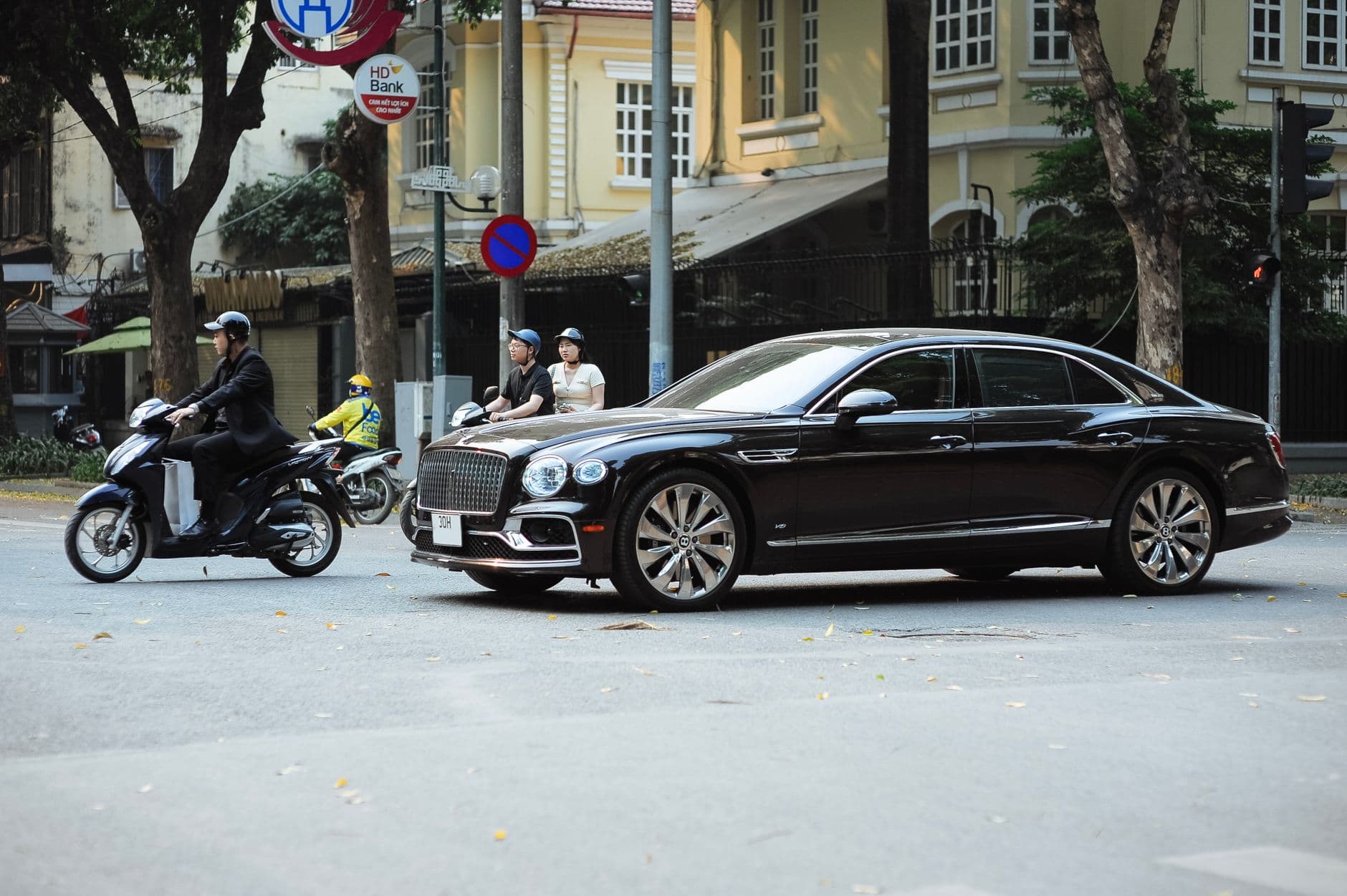 Bentley Bentayga 2026 noir garee devant Burj Al Arab Dubai, SUV de luxe britannique location premium