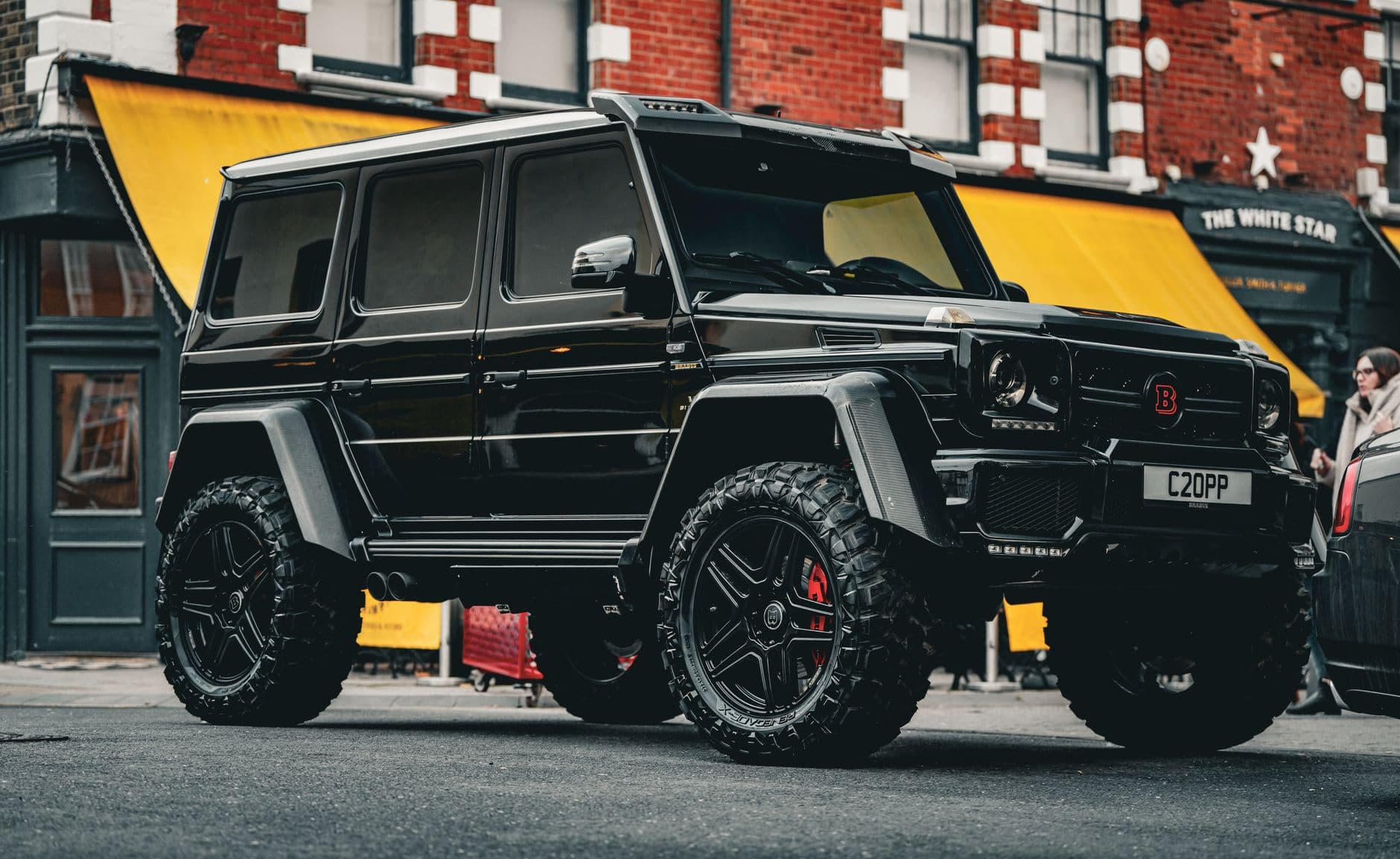 Mercedes G63 AMG noir brillant stationne devant Burj Al Arab Dubai 2026