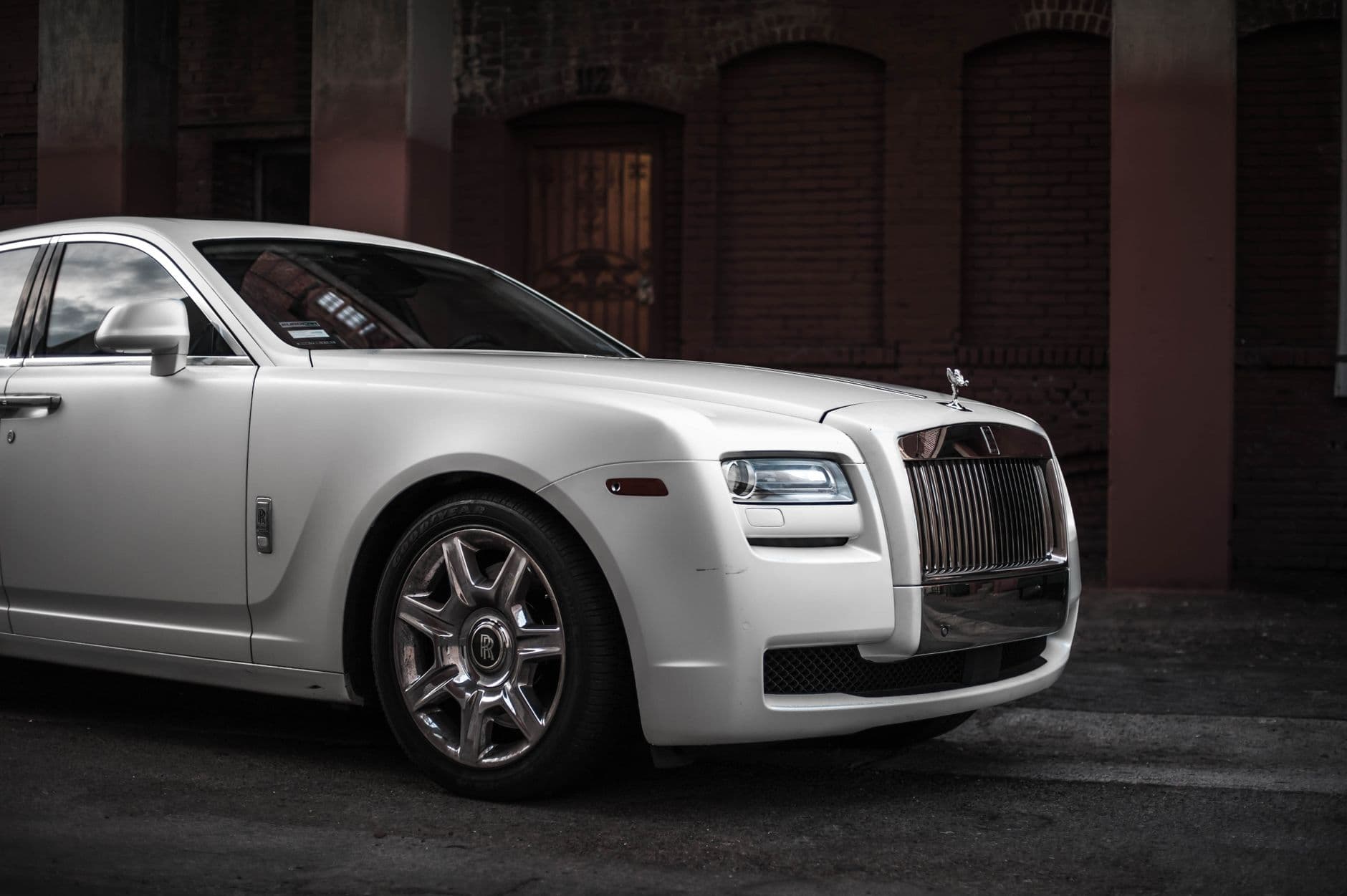 Rolls-Royce Ghost blanche stationnee devant Burj Al Arab Dubai pour mariage luxe 2026